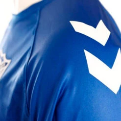 Camiseta Hummel Málaga CF Pre-Match 2022-2023 Niño -ADIDAS Ventas camiseta hummel malaga cf pre match 2022 2023 nino true blue 2